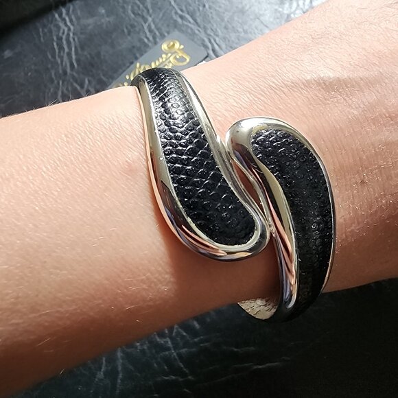 Fumi Black Leather and Silver Metal Bracelet Purse Hook - Picture 9 of 12